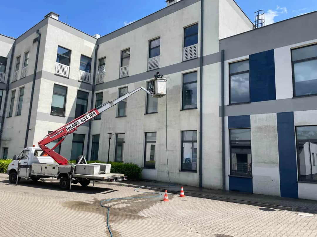 Skuteczne sposoby na to, jak usunąć rdzę z elewacji bez szkód