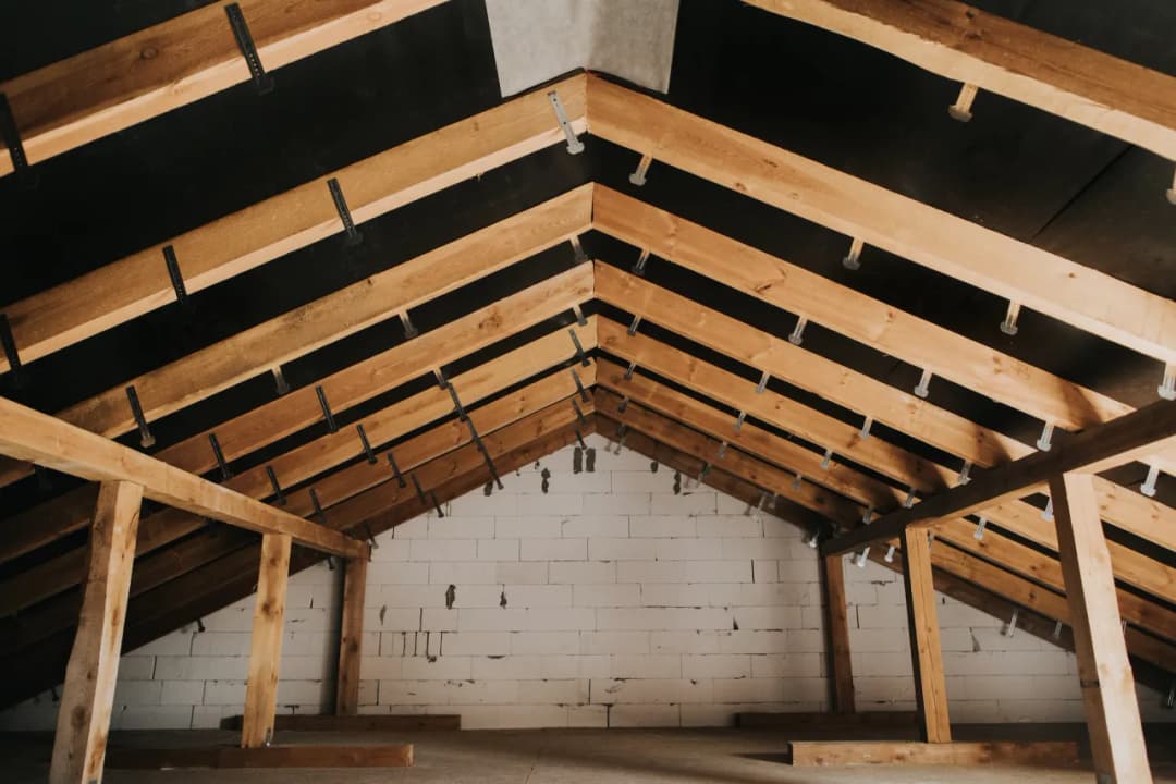 Jak obliczyć powierzchnię dachu? Proste metody i wskazówki, które pomogą