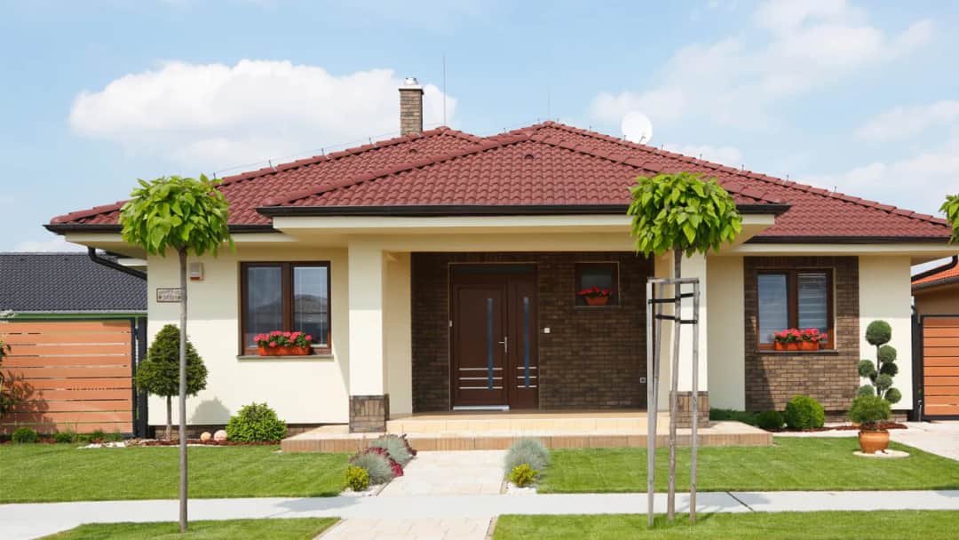 Jakie kolory elewacji do czerwonego dachu i brązowych okien wybrać?