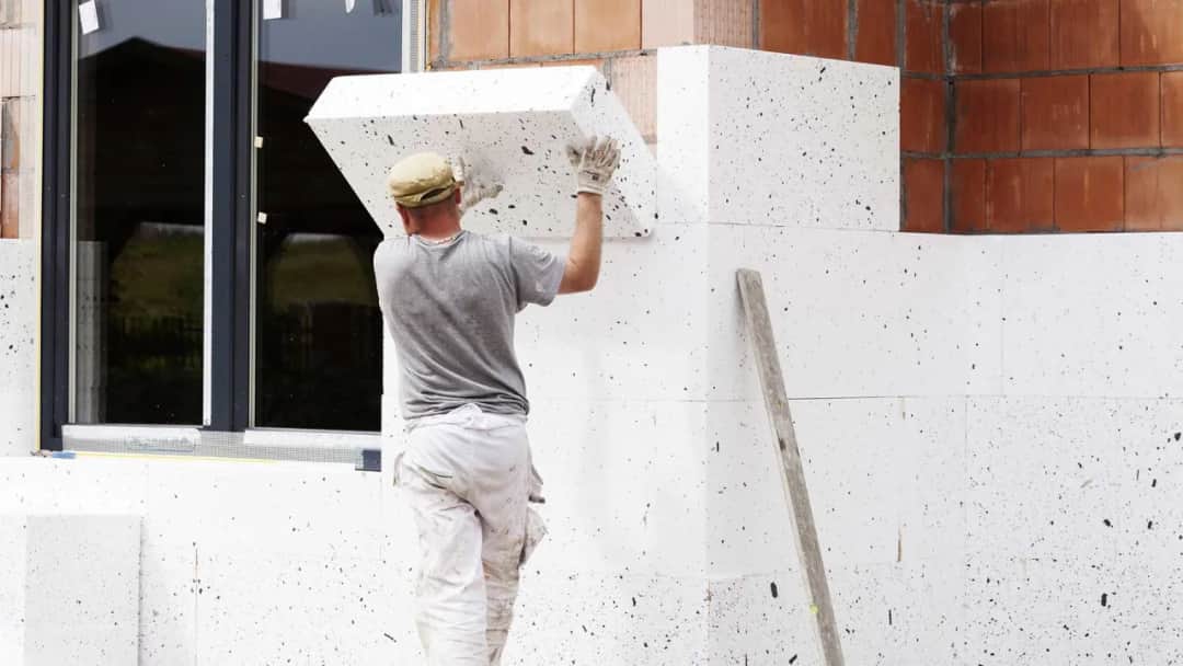 Ile kosztuje położenie styropianu na elewacji? Sprawdź, by zaoszczędzić