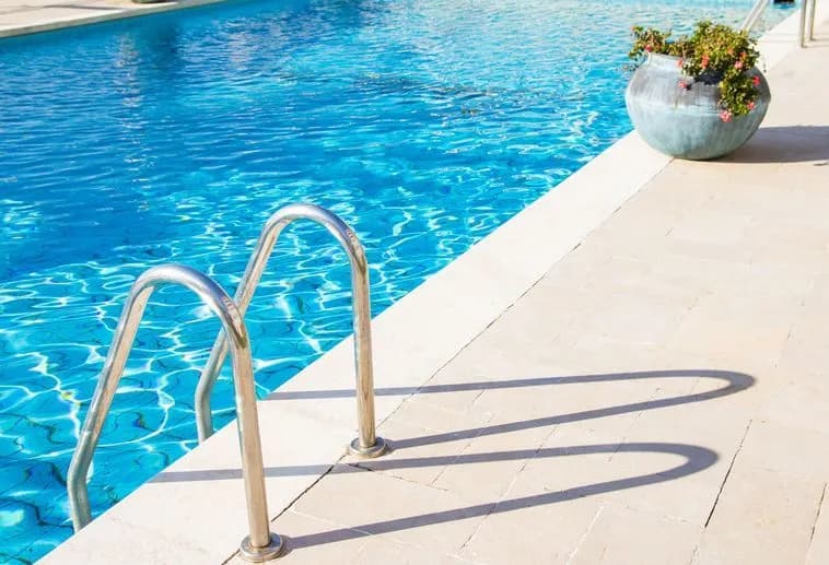 Ile kosztuje wybudowanie basenu krytego? Szokujące ceny i czynniki wpływające na koszt