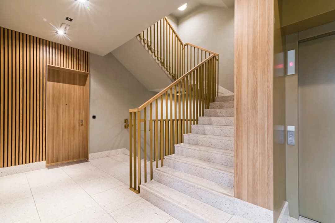 Co położyć na ściany na klatce schodowej, by uniknąć kosztownych błędów?