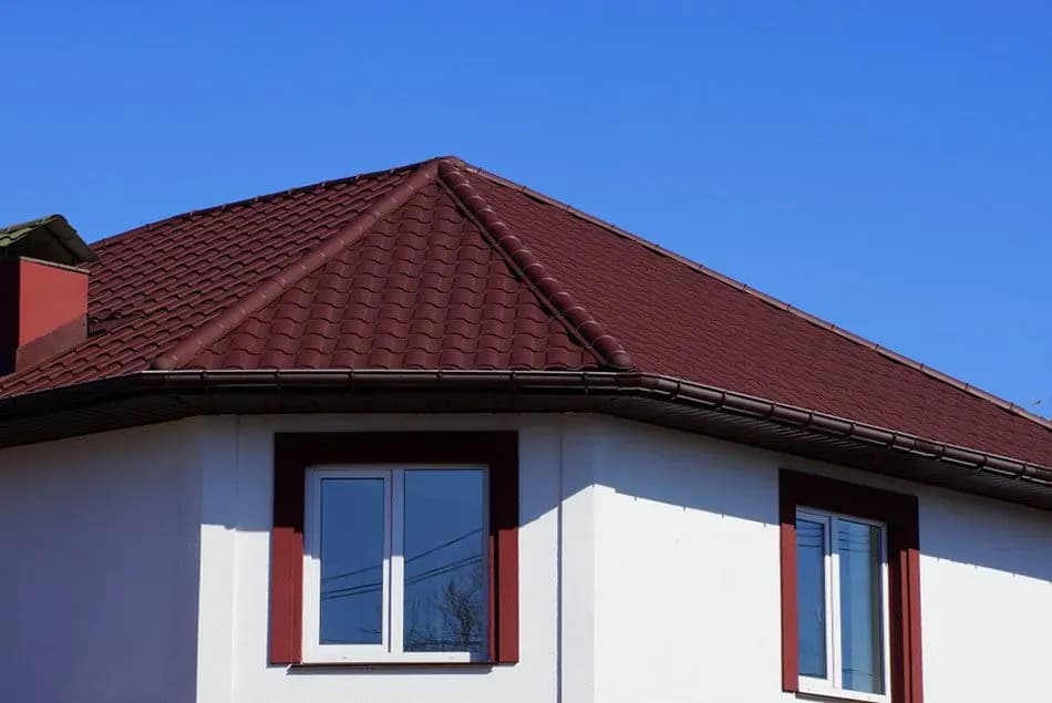 Jaką elewację wybrać do wiśniowego dachu, aby uniknąć błędów?