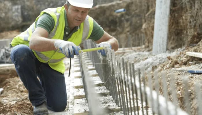 Jaki beton na fundament ogrodzenia? Wybierz najlepszy materiał na trwałość
