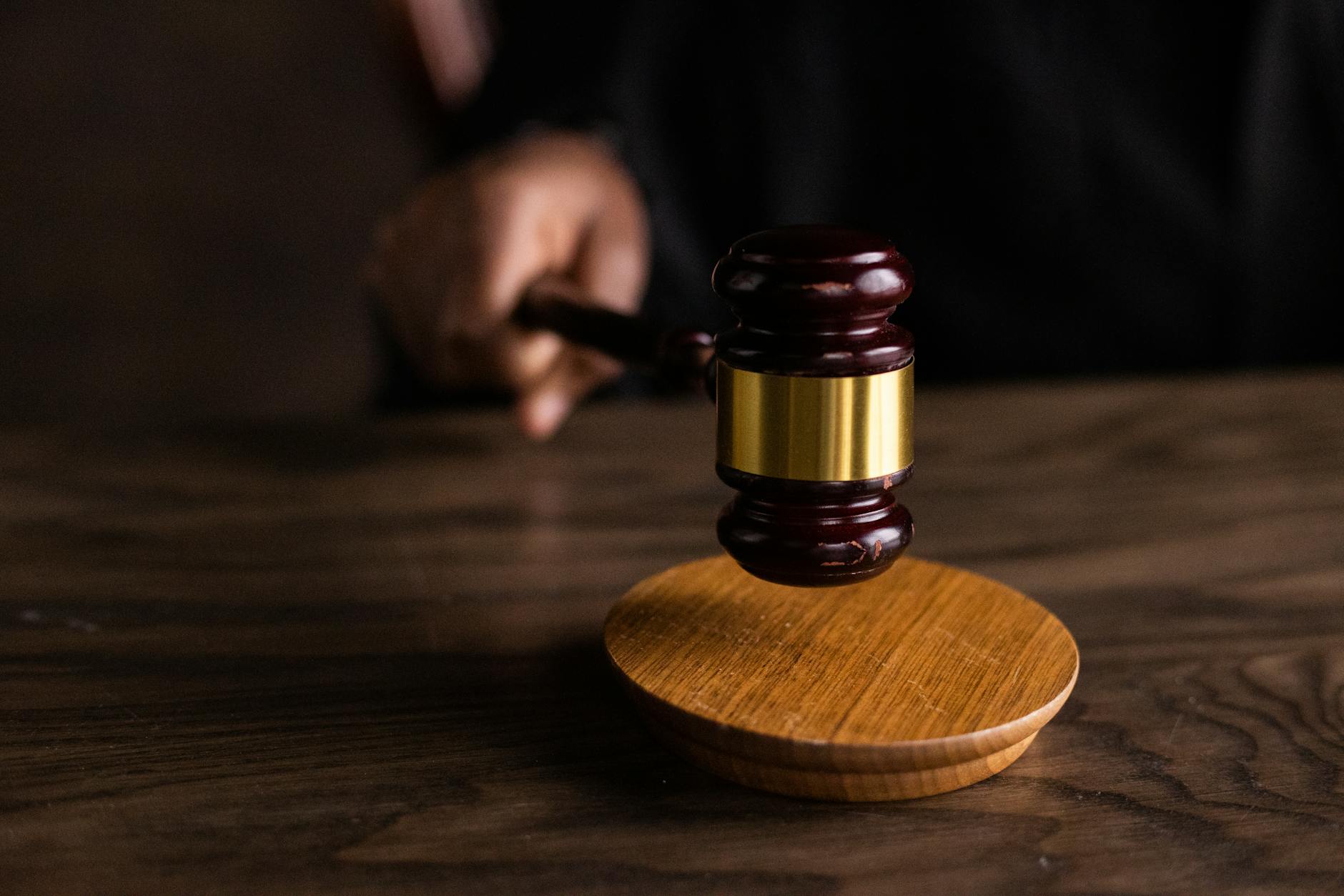 Jak wyglądało średniowieczne sądownictwo w Polsce? Struktura, kary i codzienna praktyka prawa Sędziowski młotek uderzający w blok na sali sądowej