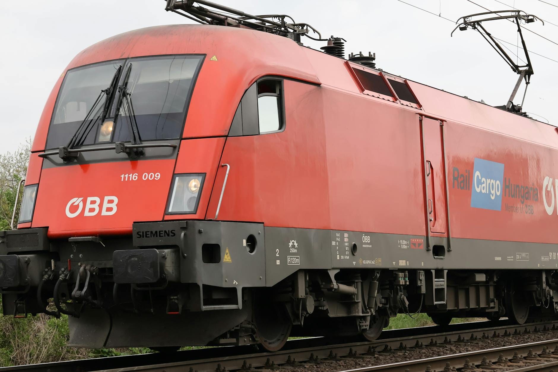 Nowoczesne technologie w transporcie kolejowym: jak cyfryzacja zmienia przewóz towarów Czerwony pociąg towarowy ÖBB Rail Cargo Hungaria na torach w Göd