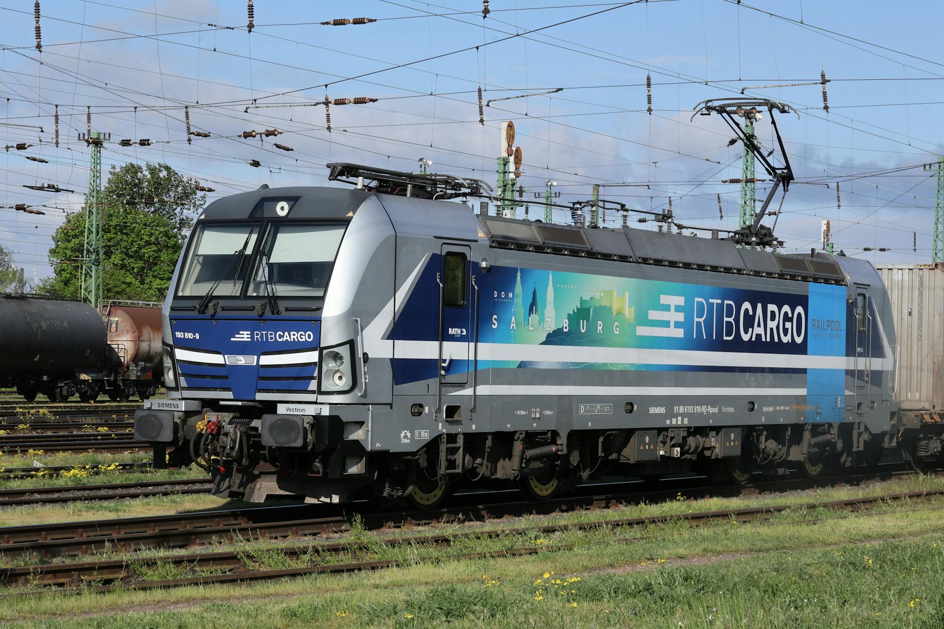 Nowoczesny pociąg towarowy RTB CARGO na słonecznej stacji kolejowej