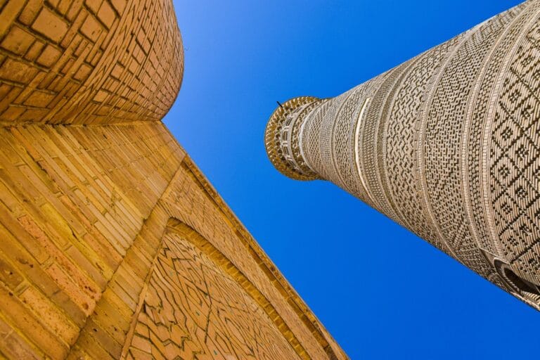 Minaret Po-i-Kalyan na tle bezchmurnego błękitnego nieba